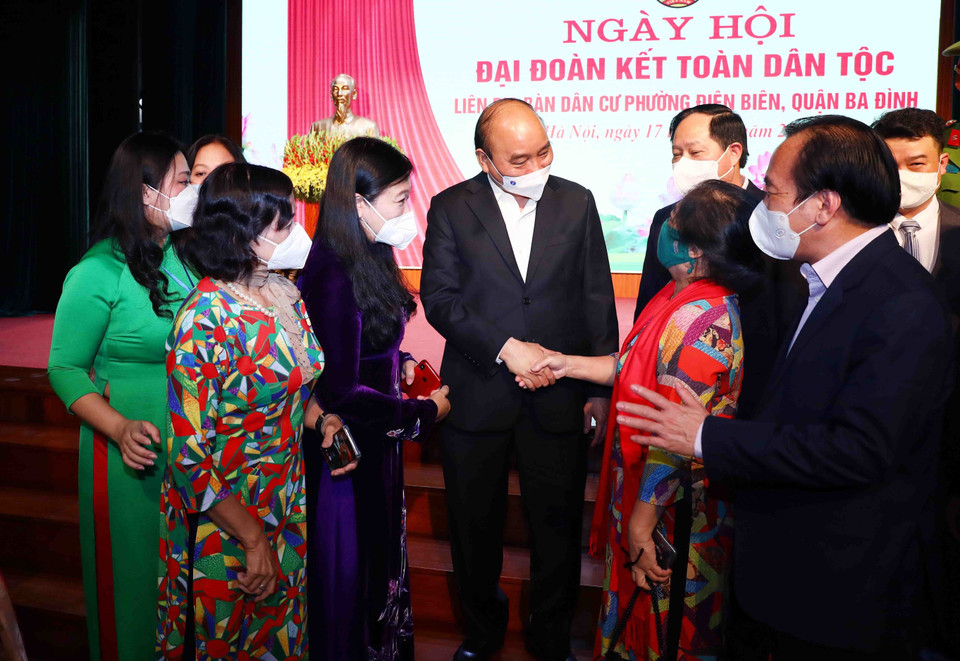 Chủ tịch nước Nguyễn Xuân Phúc với nhân dân phường Điện Biên, quận Ba Đình, Hà Nội. (Ảnh: Phạm Kiên/TTXVN)