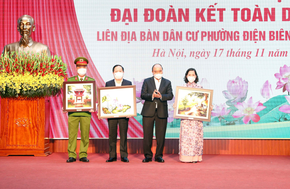 Chủ tịch nước Nguyễn Xuân Phúc tặng quà Ban Chỉ đạo phòng, chống dịch COVID-19, đội ngũ y tế, công an phường Điện Biên, quận Ba Đình, Hà Nội. (Ảnh: Phạm Kiên/TTXVN)