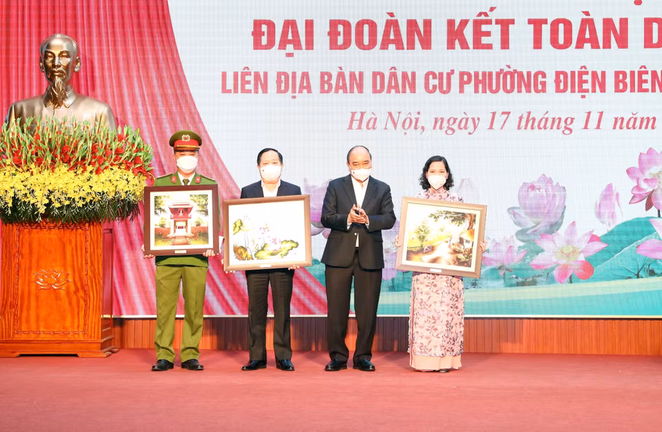 Chủ tịch nước Nguyễn Xuân Phúc tặng quà Ban Chỉ đạo phòng, chống dịch COVID-19, đội ngũ y tế, công an phường Điện Biên, quận Ba Đình, Hà Nội. (Ảnh: Phạm Kiên/TTXVN)