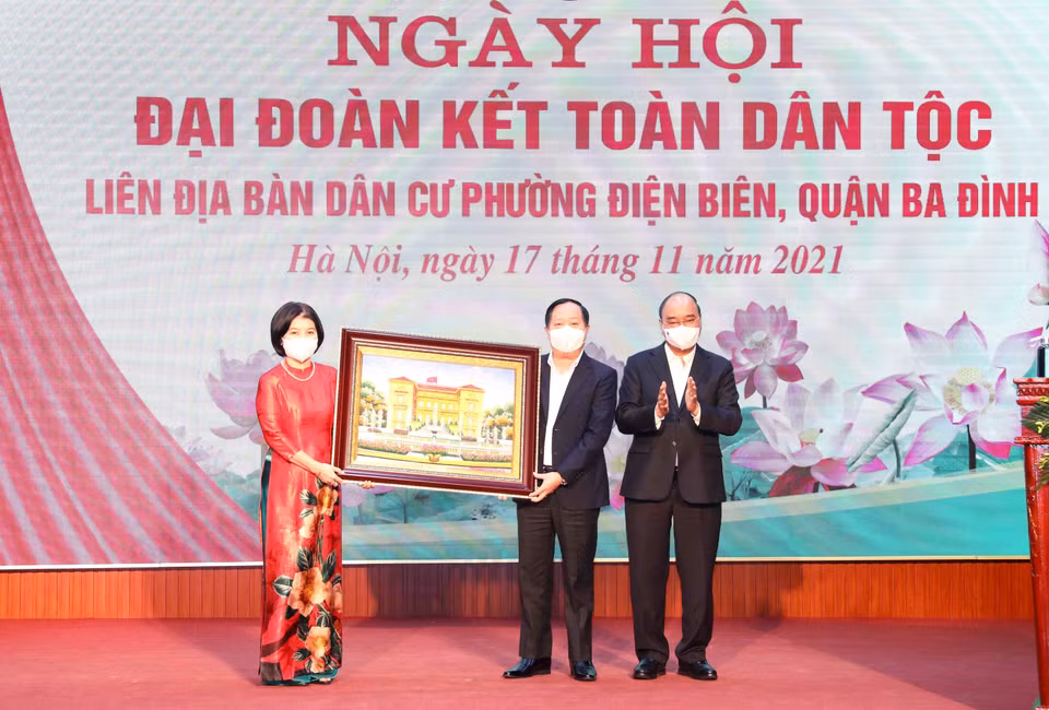 Chủ tịch nước Nguyễn Xuân Phúc trao tặng bức tranh Phủ Chủ tịch cho phường Điện Biên, quận Ba Đình, Hà Nội. (Ảnh: Phạm Kiên/TTXVN)