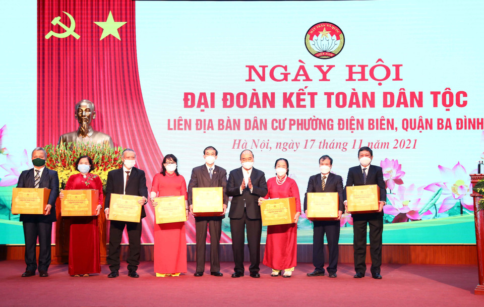 Chủ tịch nước Nguyễn Xuân Phúc trao tặng quà cho 8 tổ dân phố phường Điện Biên, quận Ba Đình trong phong trào Toàn dân đoàn kết xây dựng đô thị văn minh mới. (Ảnh: Phạm Kiên/TTXVN)