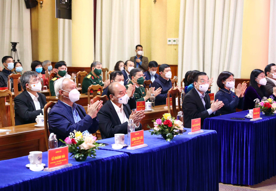 Chủ tịch nước Nguyễn Xuân Phúc và các đại biểu tham dự Ngày hội Đại đoàn kết toàn dân tộc tại phường Điện Biên, quận Ba Đình, Hà Nội. (Ảnh: Phạm Kiên/TTXVN)