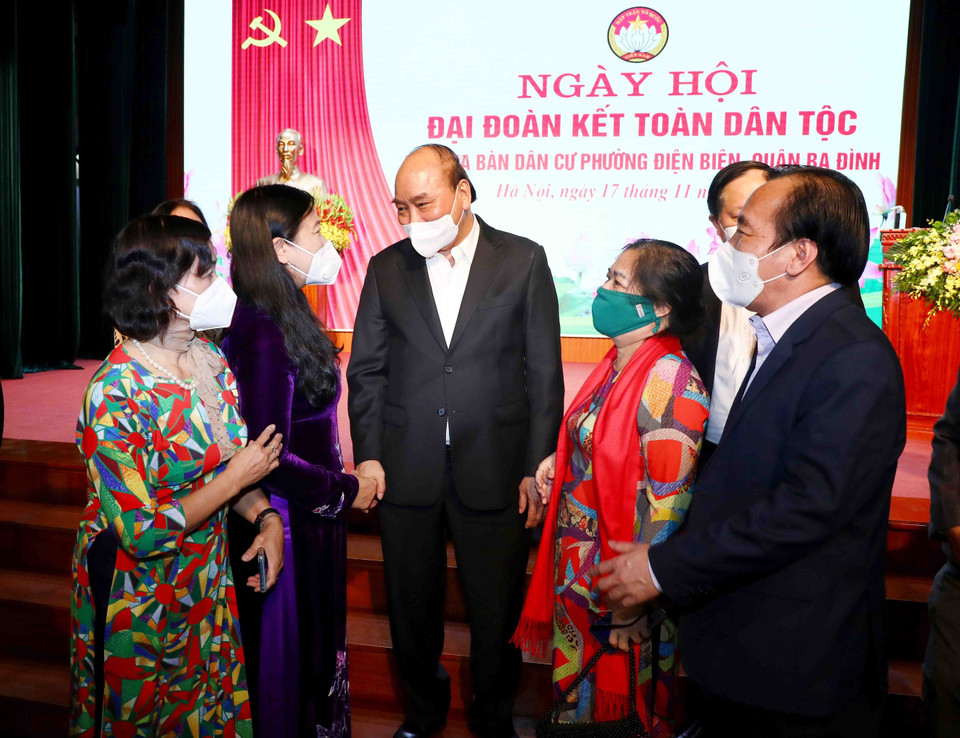 Chủ tịch nước Nguyễn Xuân Phúc với nhân dân phường Điện Biên, quận Ba Đình, Hà Nội. (Ảnh: Phạm Kiên/TTXVN)