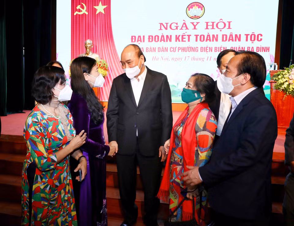 Chủ tịch nước Nguyễn Xuân Phúc với nhân dân phường Điện Biên, quận Ba Đình, Hà Nội. (Ảnh: Phạm Kiên/TTXVN)