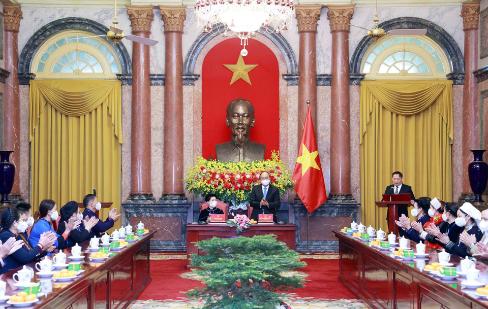 Chủ tịch nước Nguyễn Xuân Phúc gặp mặt Đoàn đại biểu người có uy tín, trưởng thôn tiêu biểu tỉnh Bắc Kạn. (Ảnh: Thống Nhất/TTXVN)