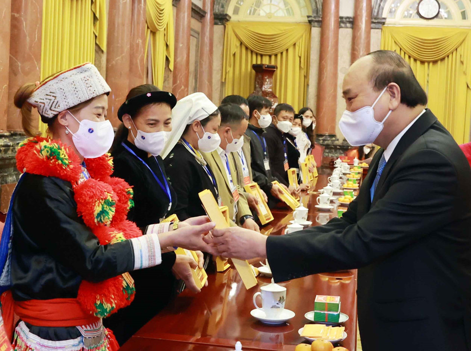 Chủ tịch nước Nguyễn Xuân Phúc tặng ảnh chân dung Chủ tịch Hồ Chí Minh cho các đại biểu người có uy tín, trưởng thôn tiêu biểu tỉnh Bắc Kạn. (Ảnh: Thống Nhất/TTXVN)