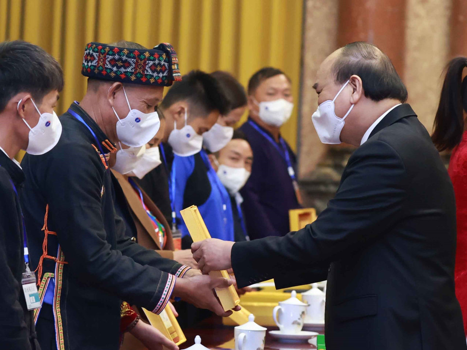 Chủ tịch nước Nguyễn Xuân Phúc tặng ảnh chân dung Chủ tịch Hồ Chí Minh cho các đại biểu người có uy tín, trưởng thôn tiêu biểu tỉnh Bắc Kạn. (Ảnh: Thống Nhất/TTXVN)