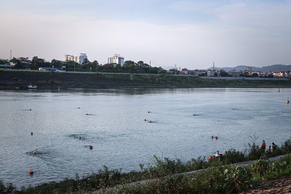 Rất nhiều người dân tắm sông Đà trong những ngày nắng nóng. (Ảnh: Trọng Đạt/TTXVN)