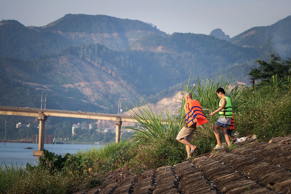 Buổi chiều là thời điểm người dân xuống tắm sông Đà để giải nhiệt. (Ảnh: Trọng Đạt/TTXVN)
