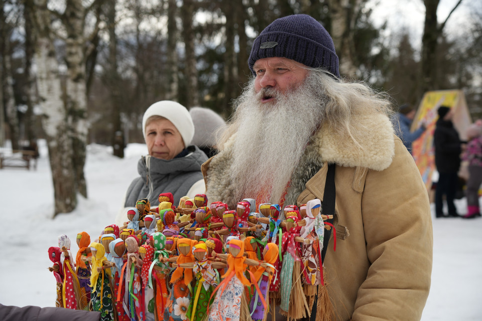 Hình nộm rơm là thứ không thể thiếu tại lễ tiễn mùa Đông.(Ảnh: Duy Trinh/TTXVN)