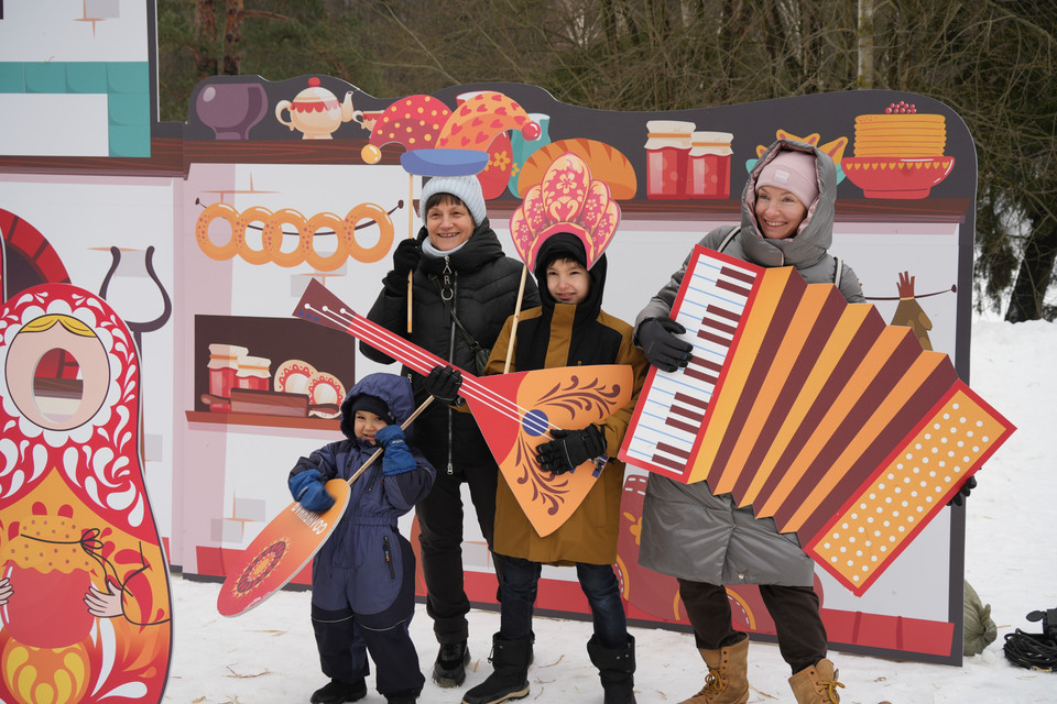 Chụp ảnh lưu niệm tại lễ tiễn mùa Đông. (Ảnh: Duy Trinh/TTXVN)