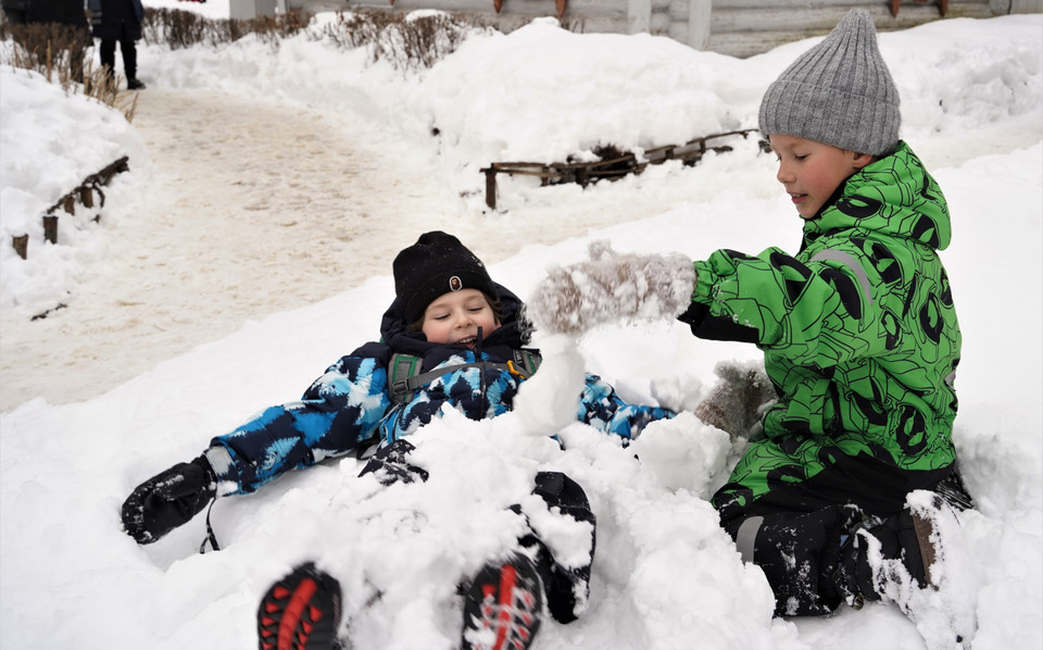 Trẻ em chơi đùa trong tuyết. (Ảnh: Duy Trinh/TTXVN)