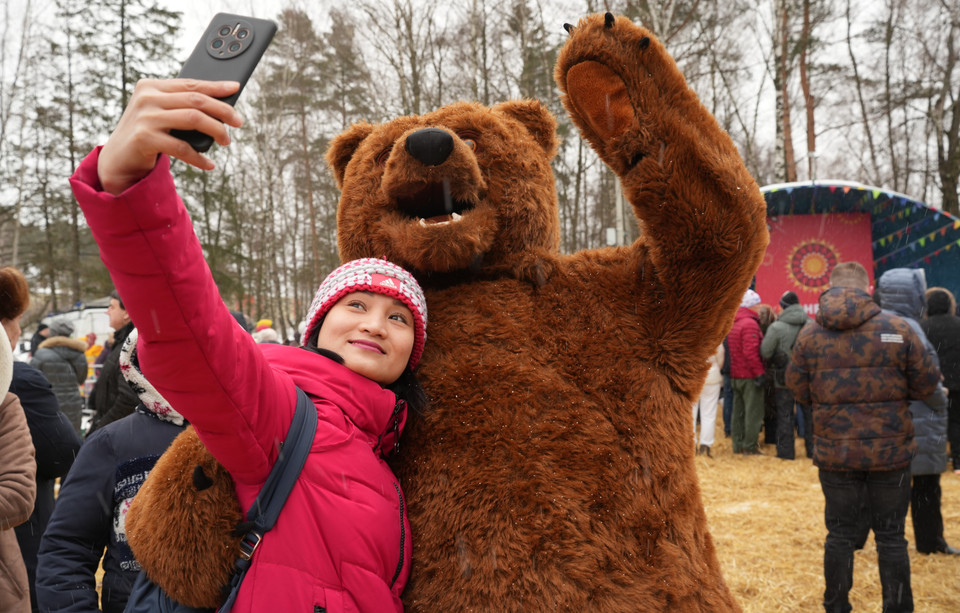 Người tham gia chụp ảnh với gấu bông tại lễ hội. (Ảnh: Duy Trinh/TTXVN)