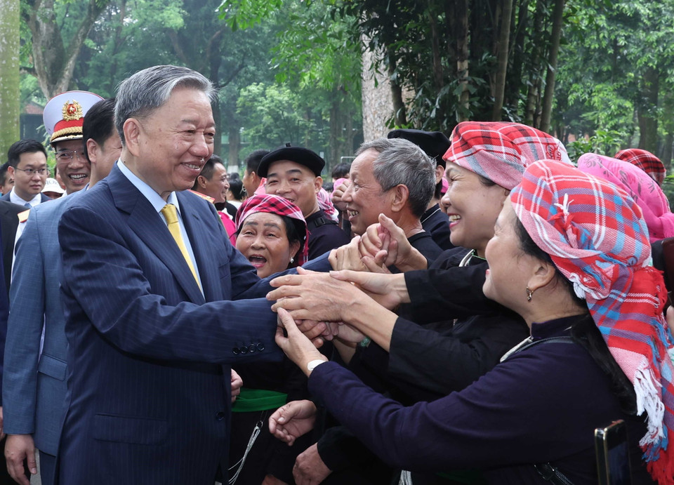 Chủ tịch nước Tô Lâm với nhân dân tại Khu Di tích Chủ tịch Hồ Chí Minh trong Phủ Chủ tịch. (Ảnh: Thống Nhất/TTXVN)