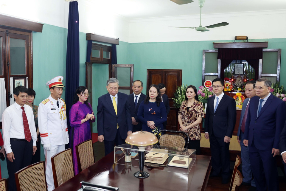 Đại tướng Tô Lâm, Ủy viên Bộ Chính trị, Chủ tịch nước nói chuyện với cán bộ Khu Di tích Chủ tịch Hồ Chí Minh trong Phủ Chủ tịch. (Ảnh: Thống Nhất/TTXVN)