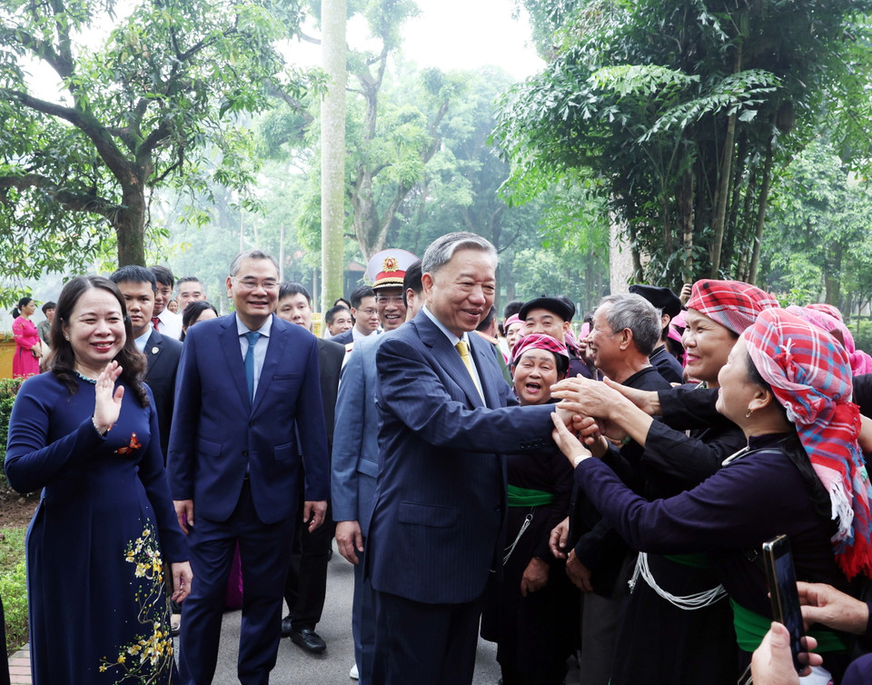 Chủ tịch nước Tô Lâm với nhân dân tại Khu Di tích Chủ tịch Hồ Chí Minh trong Phủ Chủ tịch. (Ảnh: Thống Nhất/TTXVN)