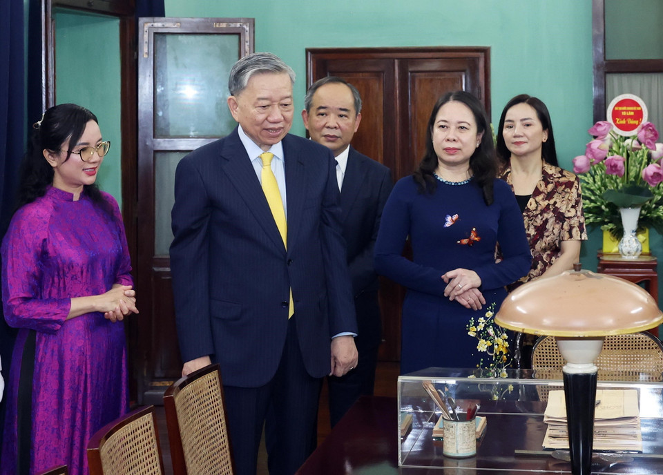 Chủ tịch nước Tô Lâm nói chuyện với cán bộ Khu Di tích Chủ tịch Hồ Chí Minh trong Phủ Chủ tịch. (Ảnh: Thống Nhất/TTXVN)