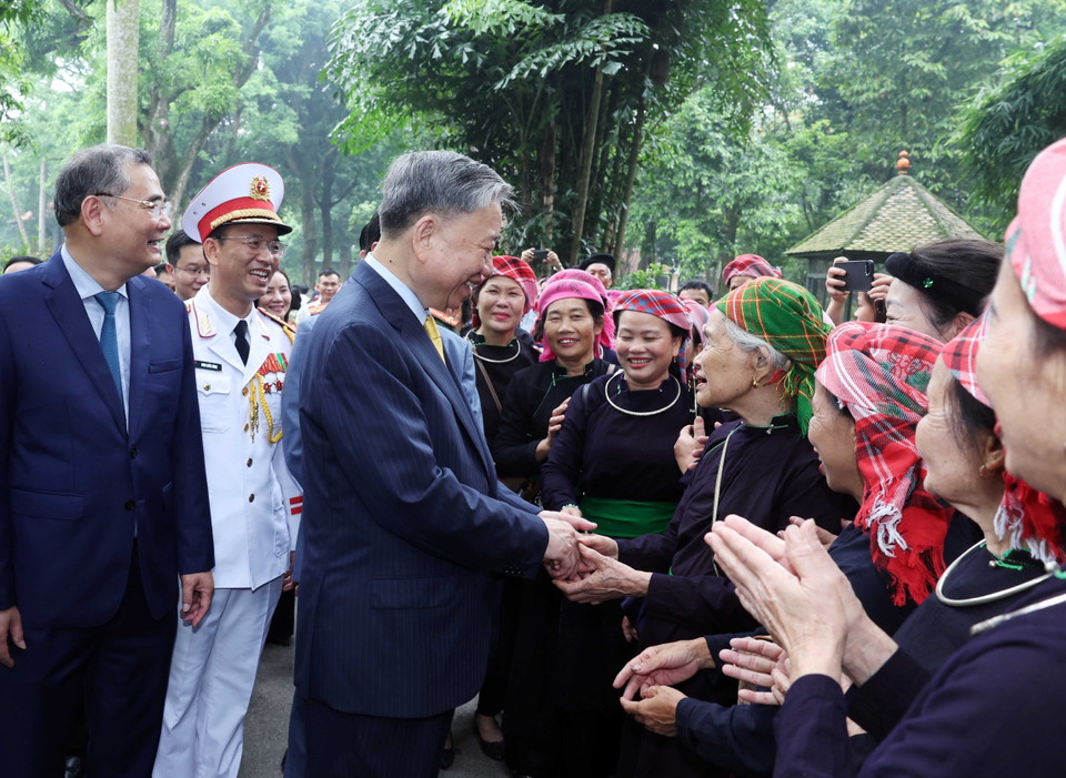 Chủ tịch nước Tô Lâm với nhân dân tại Khu Di tích Chủ tịch Hồ Chí Minh trong Phủ Chủ tịch. (Ảnh: Thống Nhất/TTXVN)