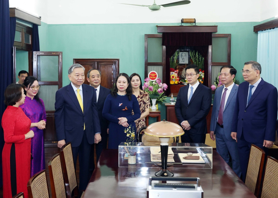 Chủ tịch nước Tô Lâm nói chuyện với cán bộ Khu Di tích Chủ tịch Hồ Chí Minh trong Phủ Chủ tịch. (Ảnh: Thống Nhất/TTXVN)