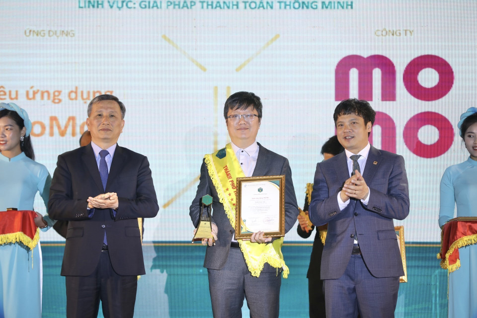 Qua 3 vòng đánh giá, Hội đồng bình chọn do tiến sỹ Nguyễn Quân, nguyên Bộ trưởng Bộ Khoa học Công nghệ làm chủ tịch đã lựa chọn trao 43 giải thưởng thành phố thông minh Việt Nam 2022. (Ảnh: Minh Quyết/TTXVN)