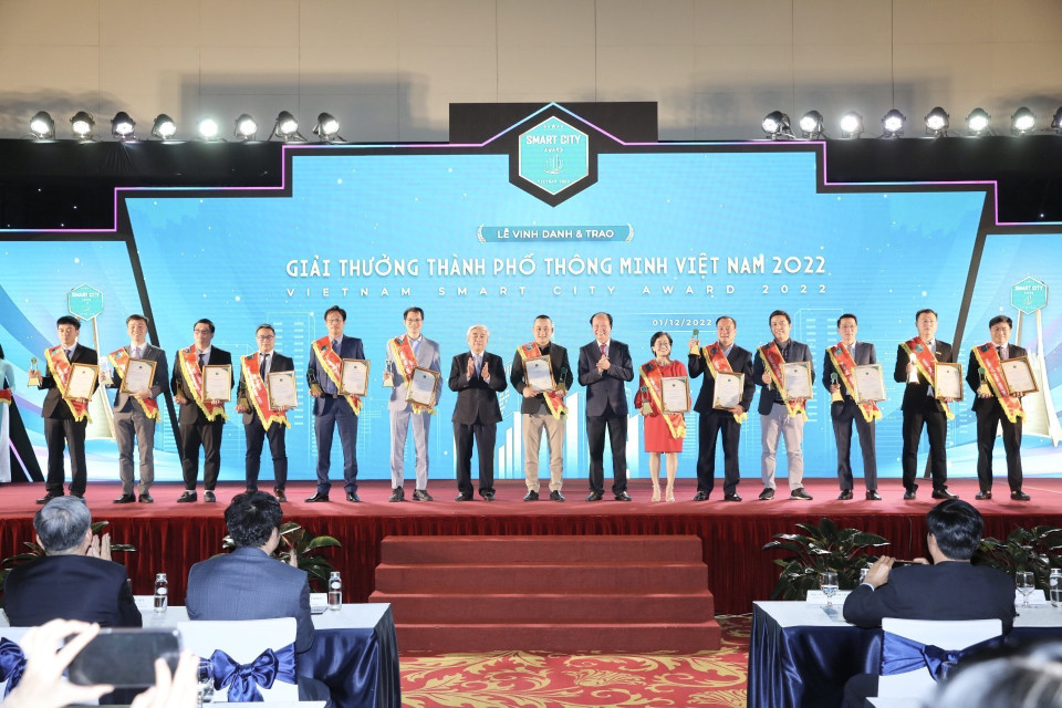 43 giải thưởng đã được trao cho các thành phố, doanh nghiệp, sản phẩm là sự ghi nhận, tôn vinh những đóng góp tích cực vào công cuộc kiến tạo nên những thành phố thông minh, thúc đẩy chuyển đổi số quốc gia. (Ảnh: Minh Quyết/TTXVN)