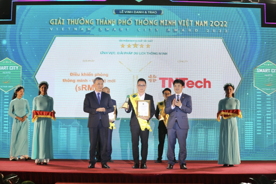 Ban tổ chức trao giải cho các phần mềm, giải pháp thuộc các lĩnh vực: giải pháp du lịch thông minh, giải pháp thanh toán thông minh… (Ảnh: Minh Quyết/TTXVN)