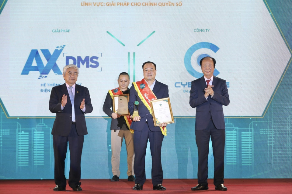 Ban tổ chức trao giải cho các phần mềm, giải pháp thuộc các lĩnh vực: giải pháp du lịch thông minh, giải pháp thanh toán thông minh… (Ảnh: Minh Quyết/TTXVN)