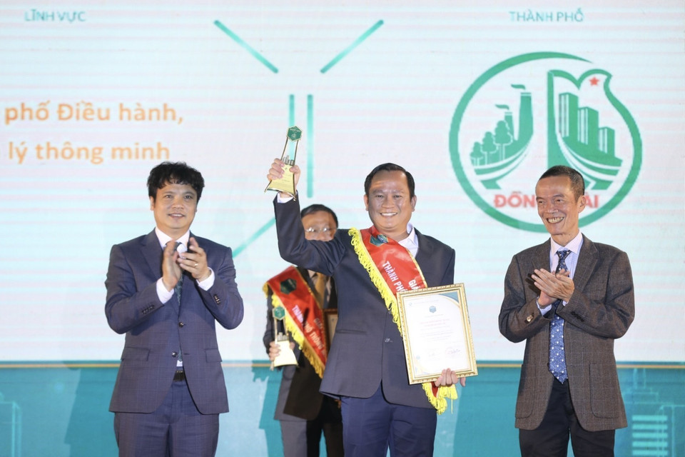 Hiệp hội Phần mềm và Dịch vụ công nghệ thông tin Việt Nam (VINASA) tổ chức Lễ vinh danh và trao 43 giải thưởng thành phố thông minh Việt Nam 2022. (Ảnh: Minh Quyết/TTXVN)