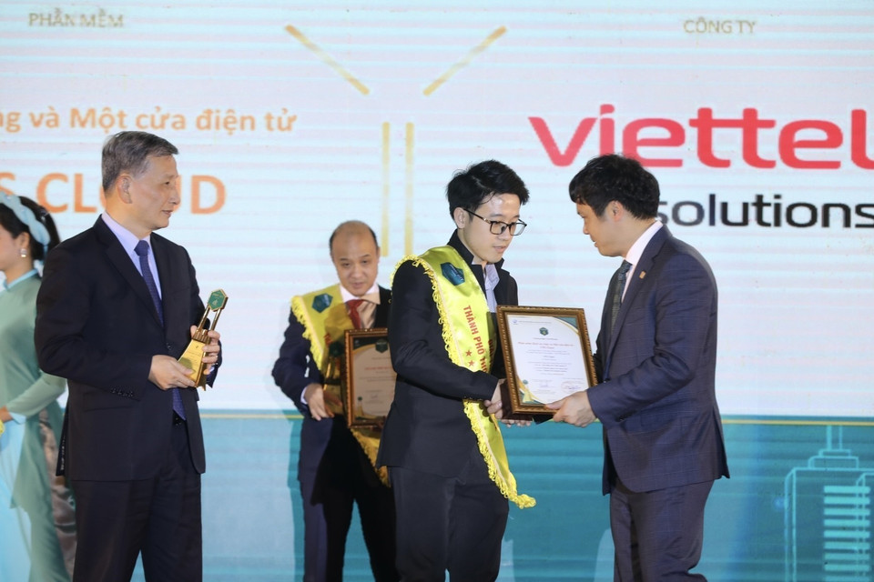 Ban tổ chức trao giải cho các phần mềm, giải pháp thuộc các lĩnh vực: giải pháp du lịch thông minh, giải pháp thanh toán thông minh… (Ảnh: Minh Quyết/TTXVN)