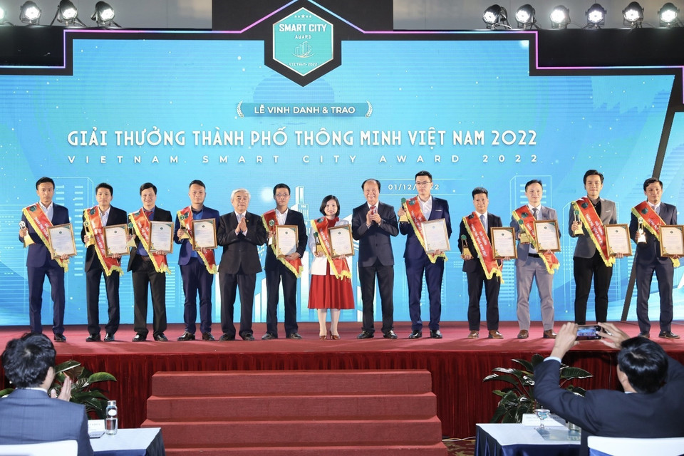 Ban tổ chức trao giải cho các phần mềm, giải pháp thuộc các lĩnh vực: giải pháp du lịch thông minh, giải pháp thanh toán thông minh… (Ảnh: Minh Quyết/TTXVN)