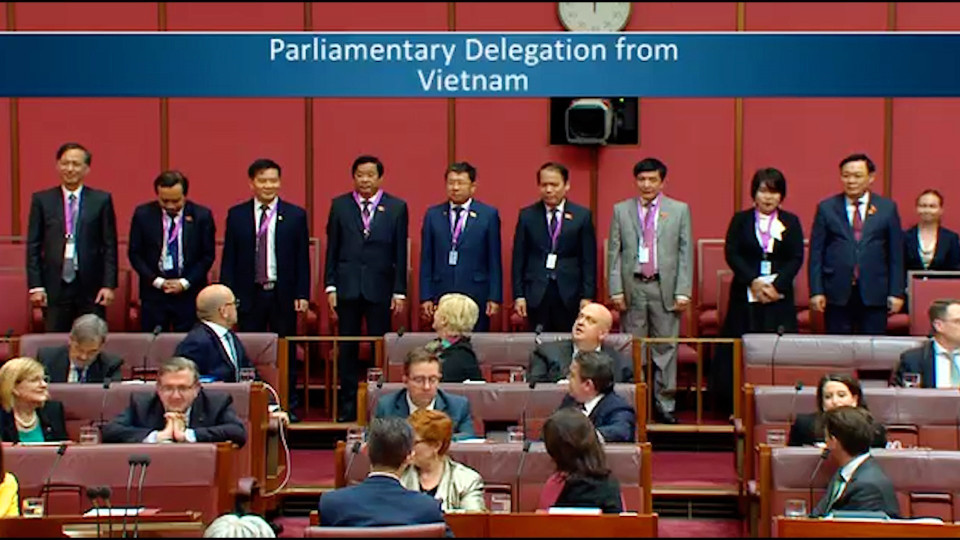 Trong chương trình thăm chính thức Australia, chiều 1/12, tại Nhà Quốc hội Australia, Chủ tịch Quốc hội Vương Đình Huệ cùng đoàn đại biểu cấp cao Việt Nam Dự thính phiên chất vấn tại Thượng viện và Hạ viện Australia. (Ảnh: TTXVN)