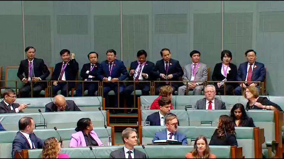 Chủ tịch Quốc hội Vương Đình Huệ và đại biểu dự thính phiên chất vấn tại Hạ viện. (Ảnh: TTXVN)