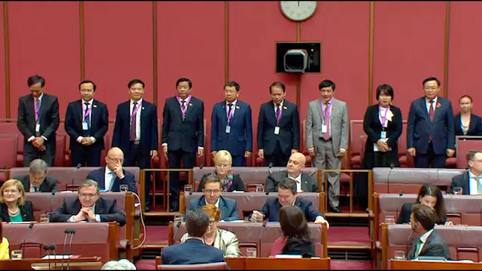 Chủ tịch Quốc hội Vương Đình Huệ và đại biểu dự thính phiên chất vấn tại Thượng viện Australia. (Ảnh: TTXVN)