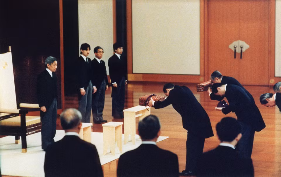 Nhật Hoàng Akihito là con trai cả của Nhật hoàng Hirohito và Hoàng hậu Kojun. Tháng 11/1952, ngài đã được tấn phong làm Hoàng Thái tử. Ngày 7/1/1989, Nhật hoàng Akihito lên ngôi (trong ảnh) sau khi Vua cha băng hà. (Ảnh: AFP/TTXVN)