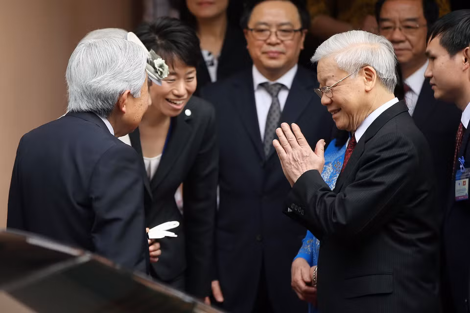 Không chỉ là vị Hoàng đế của nhân dân, Nhật Hoàng Akihito còn được coi là vị Hoàng đế của tình hữu nghị khi góp phần không nhỏ vào việc tăng cường tình hữu nghị giữa Nhật Bản và các nước trên thế giới. Trong ảnh: Nhật Hoàng Akihito (trái) trong cuộc gặp Tổng Bí thư Nguyễn Phú Trọng (thứ 2, phải) tại lễ đón Nhật Hoàng ở Hà Nội ngày 3/3/2017. (Ảnh: AFP/TTXVN)