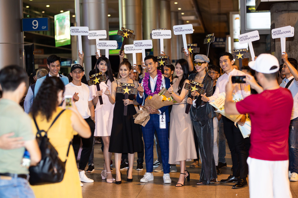 Trước đó, trong đêm chung kết Mister International 2019, khi Trịnh Bảo được xướng tên ở ngôi vị cao nhất cuộc thi, các thí sinh khác đã ào tới cùng nhảy chúc mừng, và bất ngờ tung bổng anh lên không trung... (Ảnh: Dương Lưu/Vietnam+)