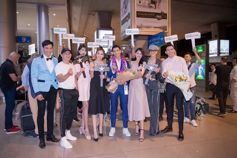 Cùng đón tân Nam vương còn có các thành viên dự án ‘Ngôi sao danh vọng’ như: Lê Thị Kiều Nhung - Á hậu 1 Hoa hậu Đại sứ Hoàn vũ người Việt 2018; Nguyễn Hùng Cường - Á Quân 2 Việt Nam FitnessModel 2017, Nguyễn Hải Yến - Hoa khôi Nam Bộ 2017, Đặng Thanh Ngân - Á hậu Đại Dương 2017... (Ảnh: Huy Trần/Vietnam+)