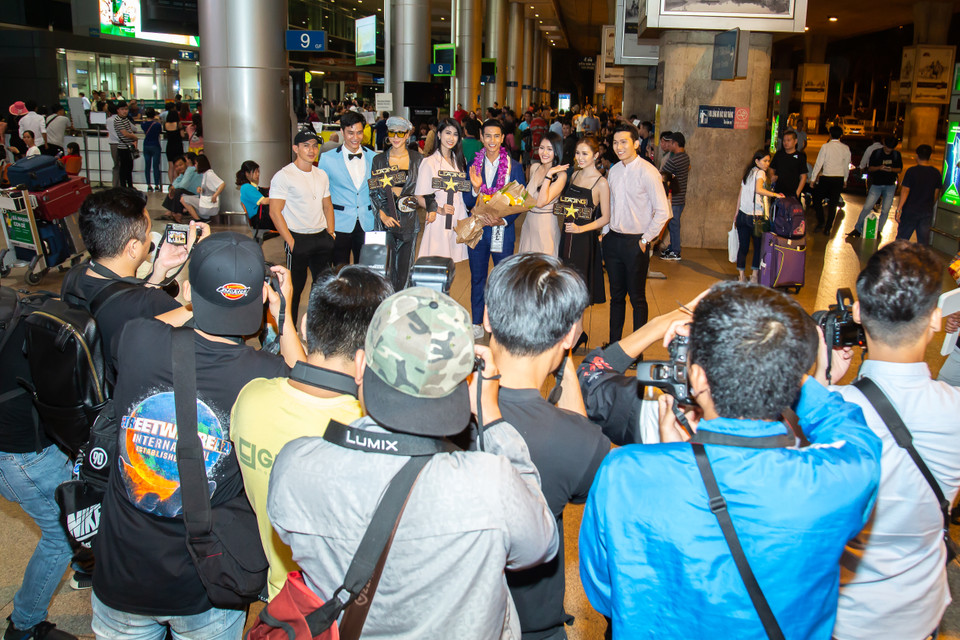 Đó được xem là một trong những hình ảnh rất hiếm có ở các cuộc thi nhan sắc quốc tế, thể hiện việc Trịnh Bảo trở thành Nam vương thực sự thuyết phục. (Ảnh: Nghĩa Nguyễn/Vietnam+)