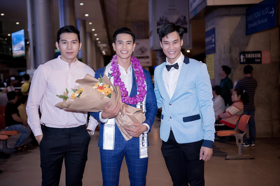 Trịnh Bảo cho biết: ‘Thực sự khi còn trên máy bay, tôi thấm mệt, chỉ ước sẽ được ngủ bù thật nhiều sau những ngày căng thẳng và một ngày hoạt động kín lịch từ sáng sớm cho tới khi lên máy bay, nhưng tôi đã rất bất ngờ và hạnh phúc, quên hết cả mệt mỏi khi được mọi người vất vả ra đón lúc nửa đêm thế này.’ (Ảnh: Huy Trần/Vietnam+)