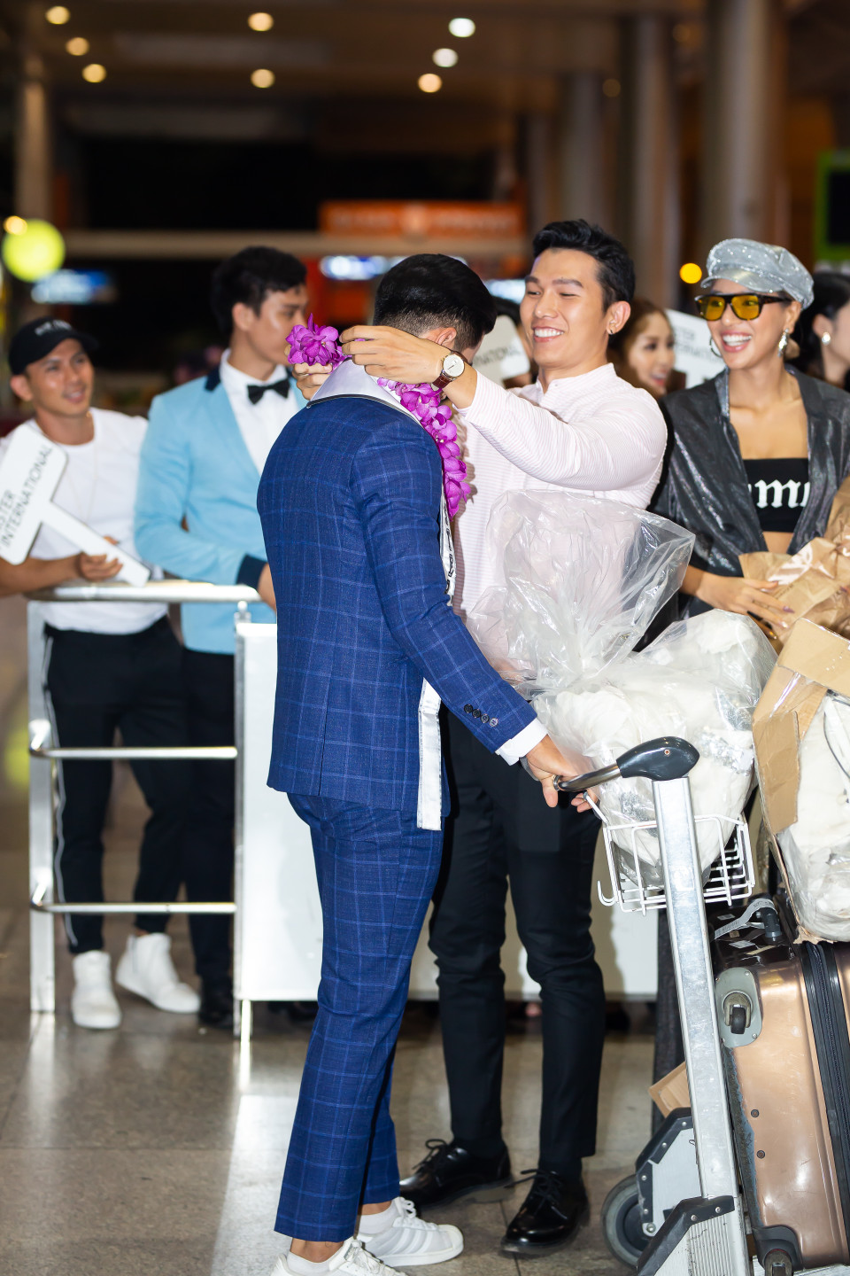 Nam vương Manhunt Ngọc Tình là CEO của dự án 'Ngôi sao danh vọng' cũng chính là người đã động viên và tham gia đào tạo, huấn luyện Trịnh Bảo những kỹ năng, kinh nghiệm thi đấu quốc tế suốt thời gian qua, tặng hoa đàn em. (Ảnh: Dương Lưu/Vietnam+)