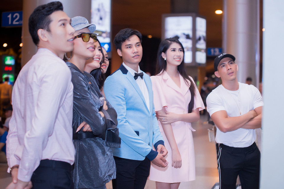 Đêm qua, dàn mỹ nam, mỹ nữ của dự án 'Ngôi sao danh vọng,' nơi Trịnh Bảo đầu quân và được đào tạo, huấn luyện để tham gia cuộc thi Mister International 2019 đã tới sân bay đợi anh từ rất sớm. (Ảnh: Huy Trần/Vietnam+)
