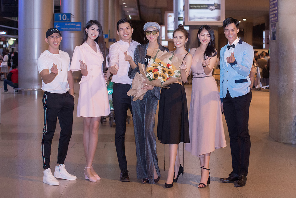 Nam vương Manhunt 2017 Ngọc Tình (thứ 3 từ trái qua) và Quán quân Siêu mẫu quốc tế 2018 Dương Nguyễn Khả Trang (thứ 4 từ trái qua) cũng có mặt trong đoàn đón Nam vương Trịnh Bảo trở về. (Ảnh: Huy Trần/Vietnam+)