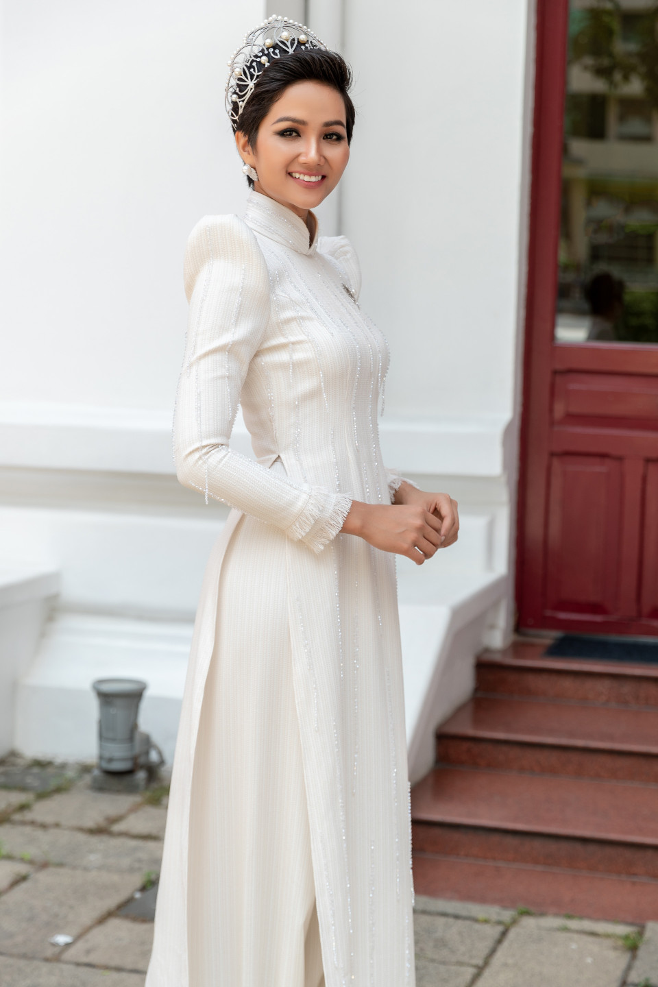 H'Hen Niê chia sẻ, bản thân rất thích mặc áo dài vì phom dáng giúp người phụ nữ khéo léo khoe đường cong cơ thể một cách duyên dáng và tinh tế. (Ảnh: Thiên Ân/Vietnam+)