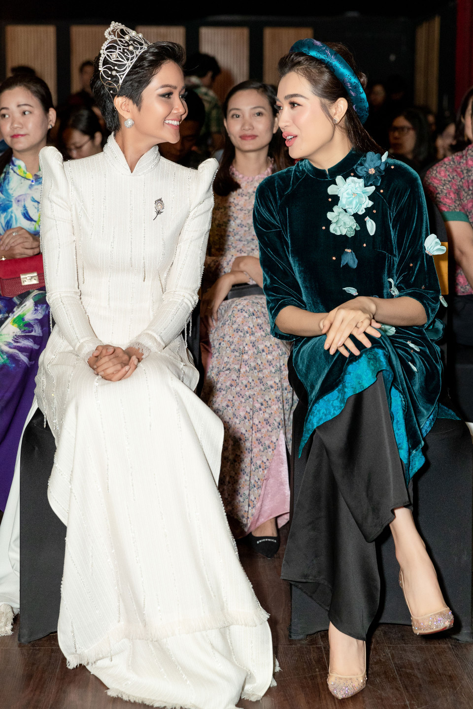 Đó cũng là lý do cô luôn giới thiệu về tà áo dài với bạn bè quốc tế mỗi khi có dịp. (Ảnh: Thiên Ân/Vietnam+)