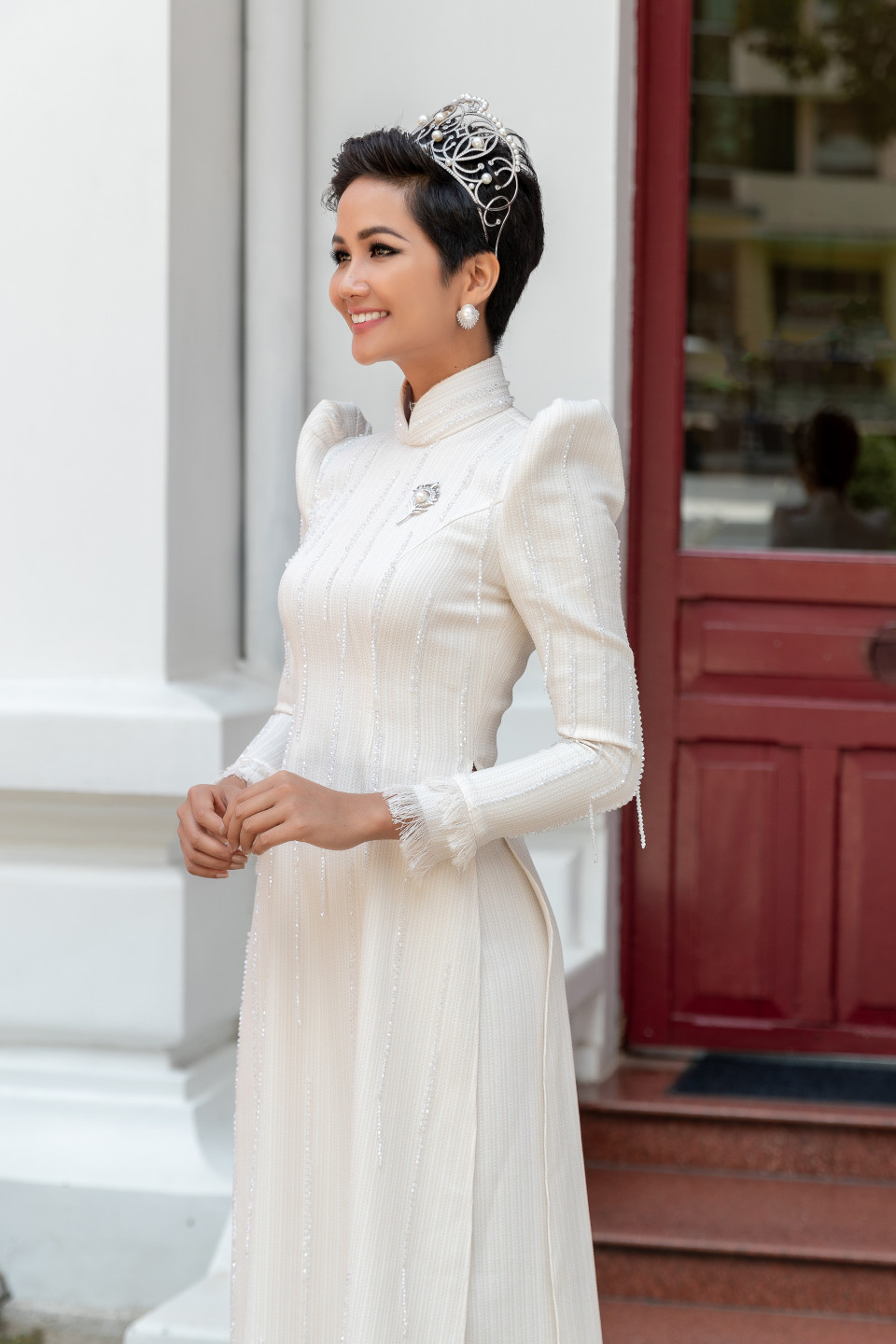 H’Hen Niê cho biết, cô cảm thấy vô cùng tự hào khi khoác lên người chiếc áo dài truyền thống... (Ảnh: Thiên Ân/Vietnam+)