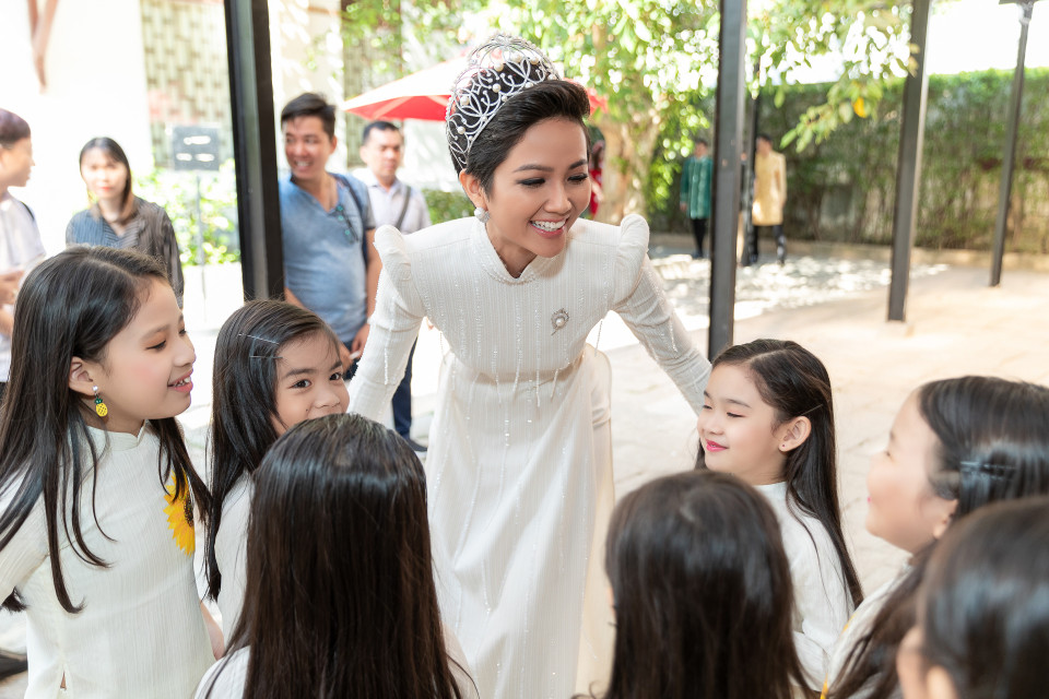 H'Hen Niê dù xuất hiện ở đâu và gặp ai vẫn luôn được yêu mến bởi sự gần gũi, thân thiện. (Ảnh: Thiên Ân/Vietnam+)