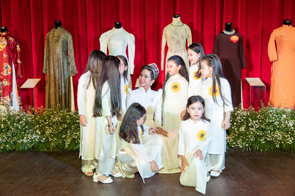 Hoa hậu H’Hen Niê vừa xuất hiện tại buổi họp báo chương trình Lễ hội Áo dài Thành phố Hồ Chí Minh lần thứ 6, năm 2019. (Ảnh: Thiên Ân/Vietnam+)