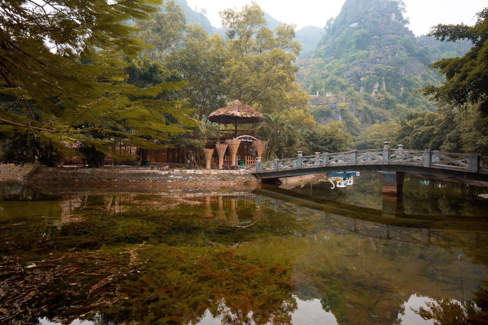 Mặt nước như tấm gương khổng lồ xuyên thấu cả thảm rong nhiều màu sắc. (Ảnh: Mai Mai/Vietnam+)