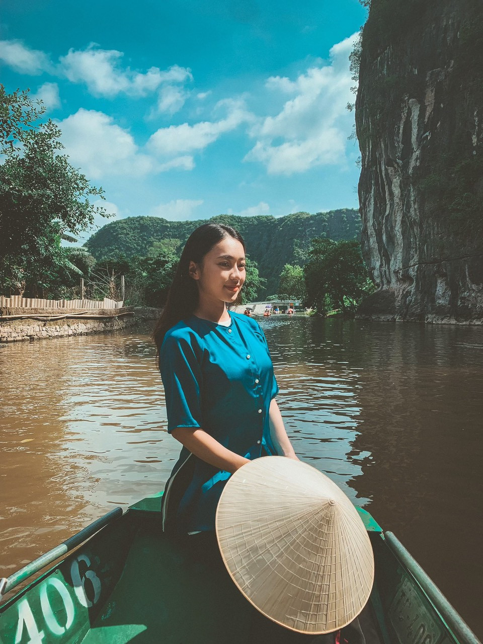 Ngồi trên thuyền thưởng ngoạn phong cảnh trong những ngày đầu năm không lo nắng nóng hay mưa phùn, đây được cho là thời điểm đẹp nhất để du ngoạn trên dòng sông Ngô Đồng đầy mơ mộng này. (Ảnh: Mai Mai/Vietnam+)