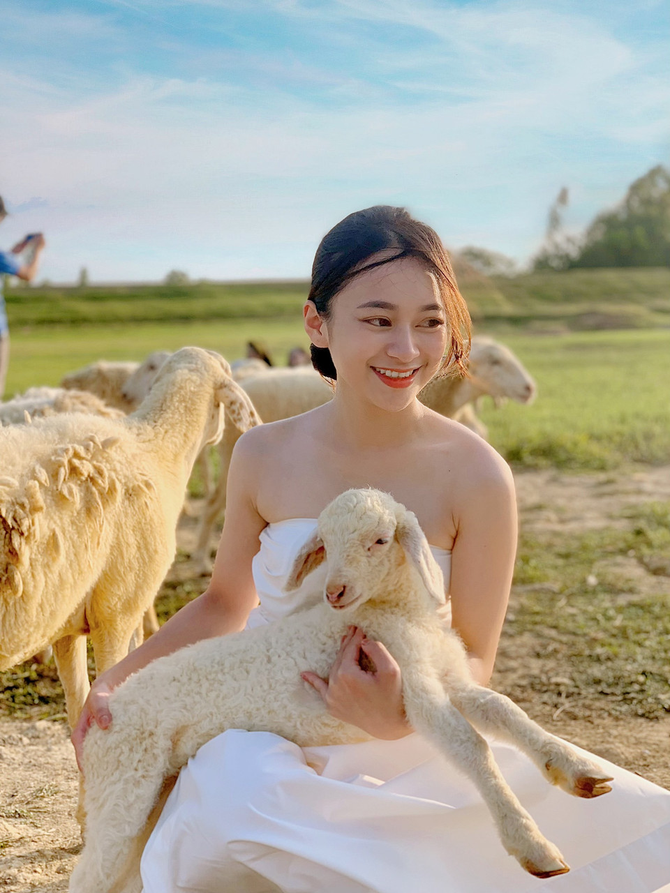 Dọc theo triền đê Gia Hưng là bãi cỏ dài ôm trọn bờ sông, vừa đẹp vừa êm ả đậm chất miền quê Bắc Bộ. Lần đầu đến đây, Lê Giang cho biết cô như bị hút hồn trước không gian quá đỗi yên bình này. (Ảnh: Mai Mai/Vietnam+)